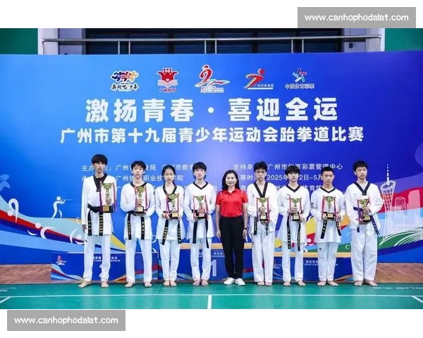 奋勇争先赛场争锋展英姿激扬青春燃情歌声跃动梦想